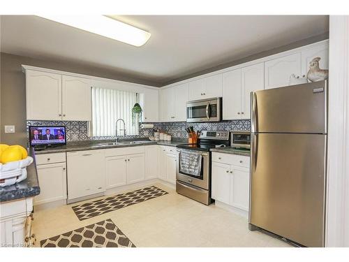 7799 Yvette Crescent, Niagara Falls, ON - Indoor Photo Showing Kitchen With Double Sink