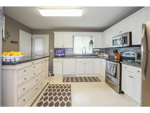 7799 Yvette Crescent, Niagara Falls, ON - Indoor Photo Showing Kitchen