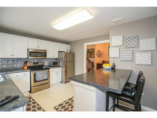 7799 Yvette Crescent, Niagara Falls, ON - Indoor Photo Showing Kitchen