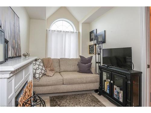 7799 Yvette Crescent, Niagara Falls, ON - Indoor Photo Showing Living Room