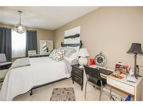 7799 Yvette Crescent, Niagara Falls, ON - Indoor Photo Showing Bedroom