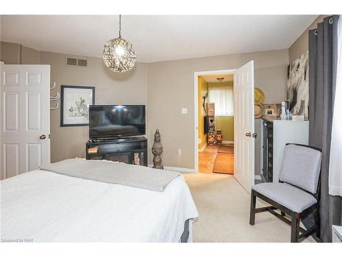 7799 Yvette Crescent, Niagara Falls, ON - Indoor Photo Showing Bedroom