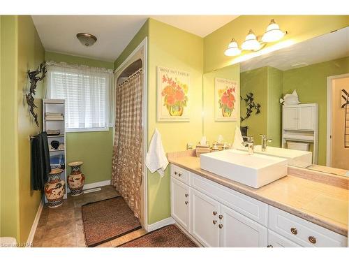 7799 Yvette Crescent, Niagara Falls, ON - Indoor Photo Showing Bathroom