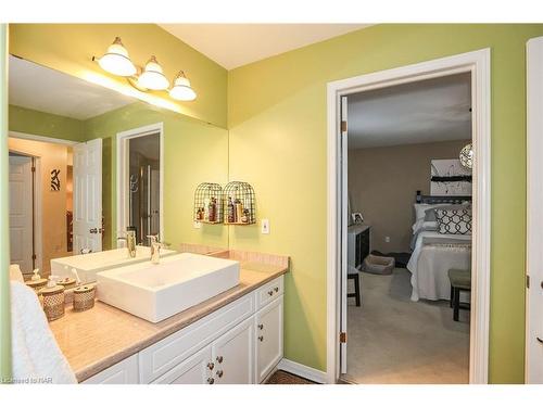 7799 Yvette Crescent, Niagara Falls, ON - Indoor Photo Showing Bathroom