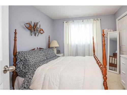 7799 Yvette Crescent, Niagara Falls, ON - Indoor Photo Showing Bedroom