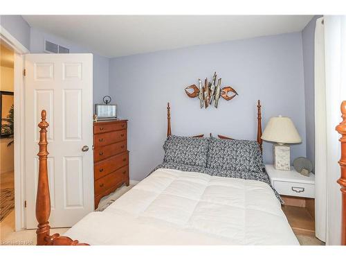 7799 Yvette Crescent, Niagara Falls, ON - Indoor Photo Showing Bedroom