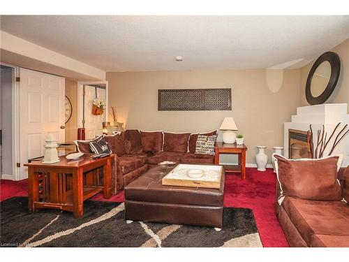 7799 Yvette Crescent, Niagara Falls, ON - Indoor Photo Showing Living Room