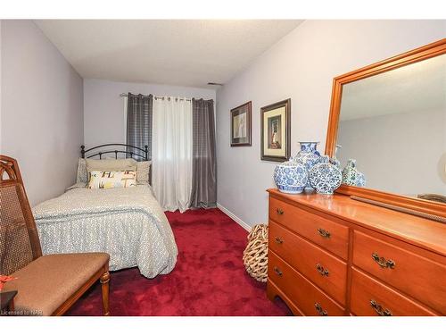 7799 Yvette Crescent, Niagara Falls, ON - Indoor Photo Showing Bedroom