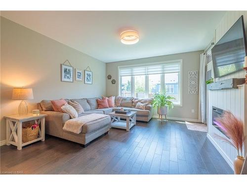 50 Andrew Lane, Thorold, ON - Indoor Photo Showing Living Room With Fireplace