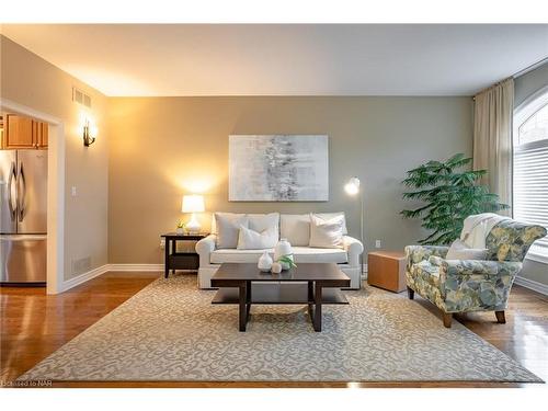 8-27 Parnell Road, St. Catharines, ON - Indoor Photo Showing Living Room