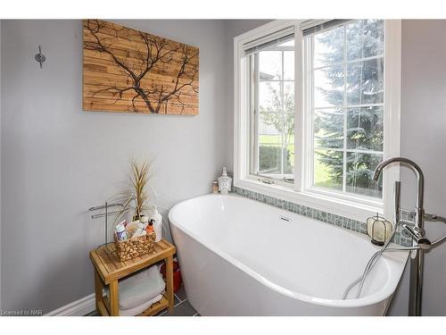 2205 Mewburn Road, Niagara Falls, ON - Indoor Photo Showing Bathroom