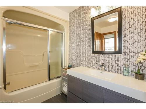 2205 Mewburn Road, Niagara Falls, ON - Indoor Photo Showing Bathroom