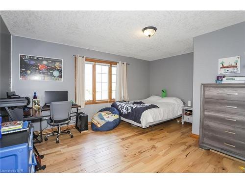 2205 Mewburn Road, Niagara Falls, ON - Indoor Photo Showing Bedroom