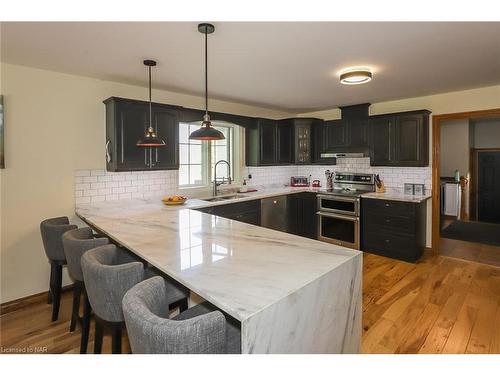 2205 Mewburn Road, Niagara Falls, ON - Indoor Photo Showing Kitchen With Upgraded Kitchen