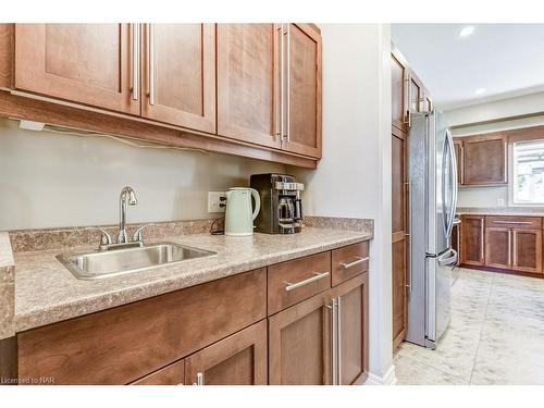 6635 Parkside Road, Niagara Falls, ON - Indoor Photo Showing Kitchen