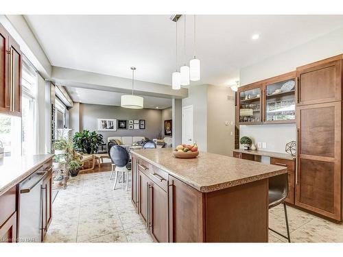 6635 Parkside Road, Niagara Falls, ON - Indoor Photo Showing Kitchen With Upgraded Kitchen