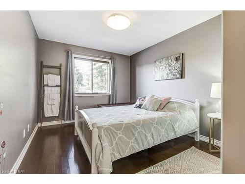 6635 Parkside Road, Niagara Falls, ON - Indoor Photo Showing Bedroom