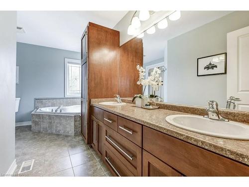 6635 Parkside Road, Niagara Falls, ON - Indoor Photo Showing Bathroom