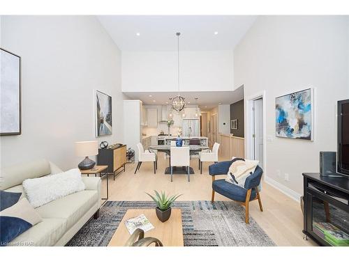 35 Taliesin Trail, Welland, ON - Indoor Photo Showing Living Room