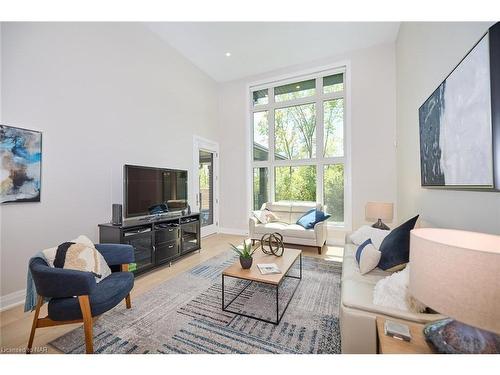 35 Taliesin Trail, Welland, ON - Indoor Photo Showing Living Room