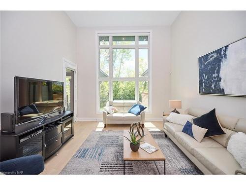 35 Taliesin Trail, Welland, ON - Indoor Photo Showing Living Room