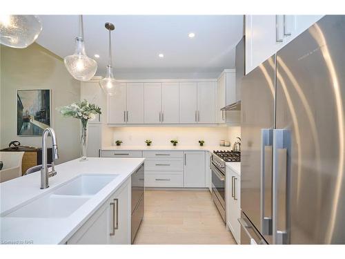 35 Taliesin Trail, Welland, ON - Indoor Photo Showing Kitchen With Double Sink With Upgraded Kitchen