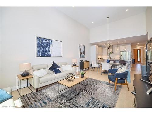 35 Taliesin Trail, Welland, ON - Indoor Photo Showing Living Room