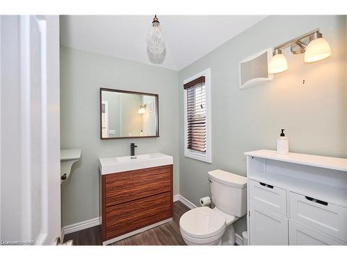 4226 Terrace Avenue, Niagara Falls, ON - Indoor Photo Showing Bathroom