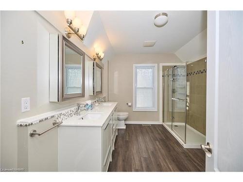 4226 Terrace Avenue, Niagara Falls, ON - Indoor Photo Showing Bathroom