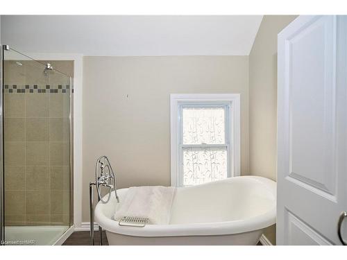 4226 Terrace Avenue, Niagara Falls, ON - Indoor Photo Showing Bathroom