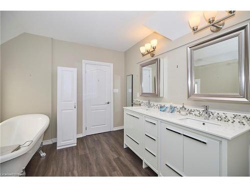 4226 Terrace Avenue, Niagara Falls, ON - Indoor Photo Showing Bathroom