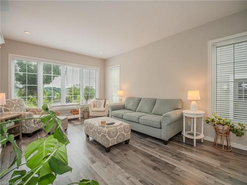 42.5 Canal Street, St. Catharines, ON - Indoor Photo Showing Living Room