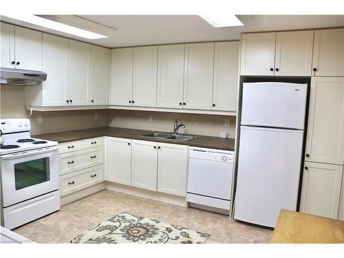 10131 Niagara River Parkway, Niagara Falls, ON - Indoor Photo Showing Kitchen With Double Sink