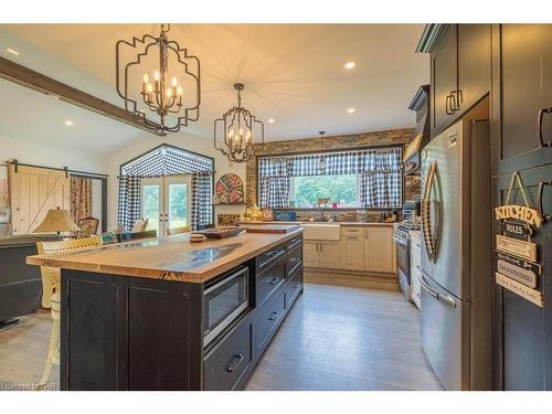 2848 Mountain Road, Lincoln, ON - Indoor Photo Showing Kitchen