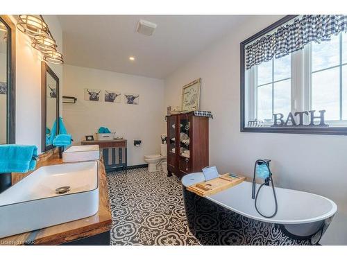 2848 Mountain Road, Lincoln, ON - Indoor Photo Showing Bathroom