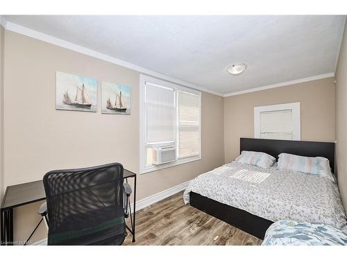 5267 Mcrae Street, Niagara Falls, ON - Indoor Photo Showing Bedroom