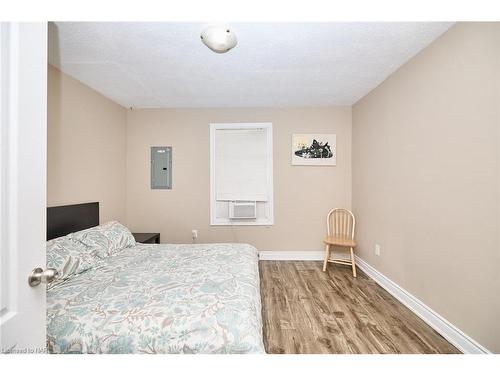 5267 Mcrae Street, Niagara Falls, ON - Indoor Photo Showing Bedroom