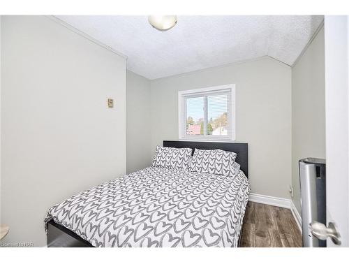 5267 Mcrae Street, Niagara Falls, ON - Indoor Photo Showing Bedroom