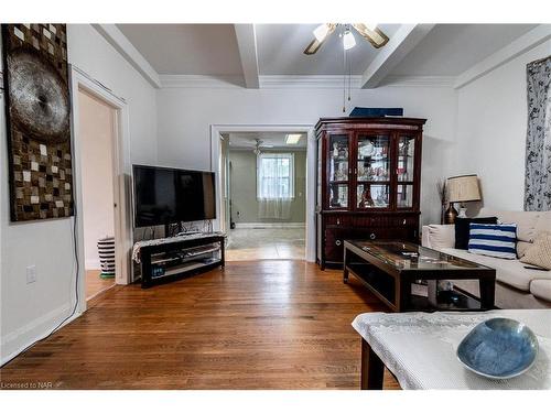 5047 Crysler Avenue, Niagara Falls, ON - Indoor Photo Showing Living Room