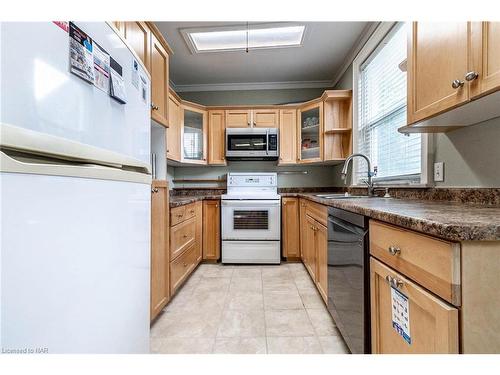 5047 Crysler Avenue, Niagara Falls, ON - Indoor Photo Showing Kitchen