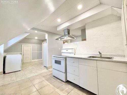 5047 Crysler Avenue, Niagara Falls, ON - Indoor Photo Showing Kitchen