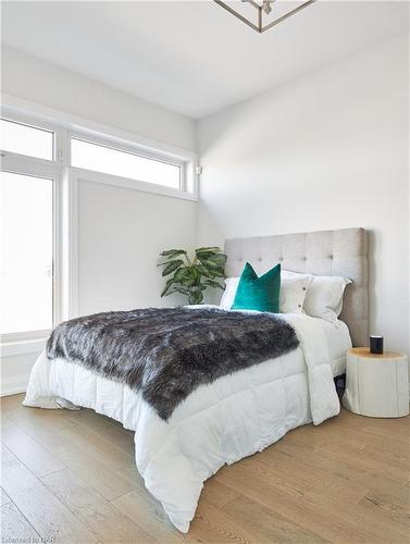 70C-586 Seneca Drive, Fort Erie, ON - Indoor Photo Showing Bedroom