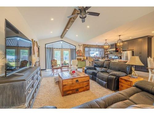 2848 Mountain Road, Lincoln, ON - Indoor Photo Showing Living Room