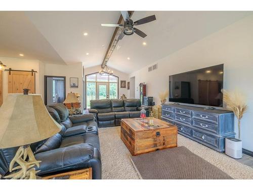 2848 Mountain Road, Lincoln, ON - Indoor Photo Showing Living Room