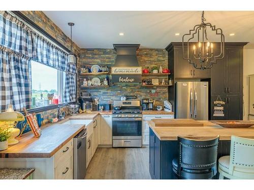 2848 Mountain Road, Lincoln, ON - Indoor Photo Showing Kitchen