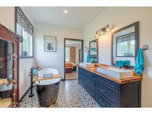 2848 Mountain Road, Lincoln, ON - Indoor Photo Showing Bathroom