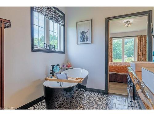 2848 Mountain Road, Lincoln, ON - Indoor Photo Showing Bathroom