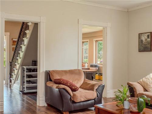 11 Bessey Street, St. Catharines, ON - Indoor Photo Showing Living Room