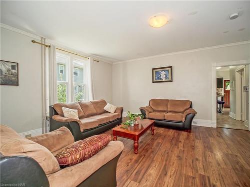 11 Bessey Street, St. Catharines, ON - Indoor Photo Showing Living Room