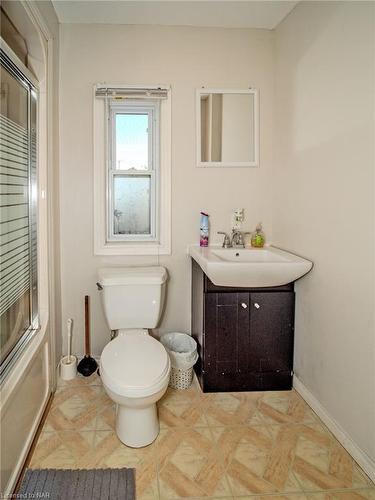 11 Bessey Street, St. Catharines, ON - Indoor Photo Showing Bathroom